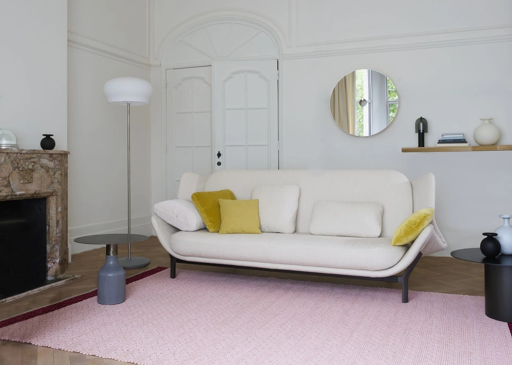 Clam Bed Settee With 2 Arms