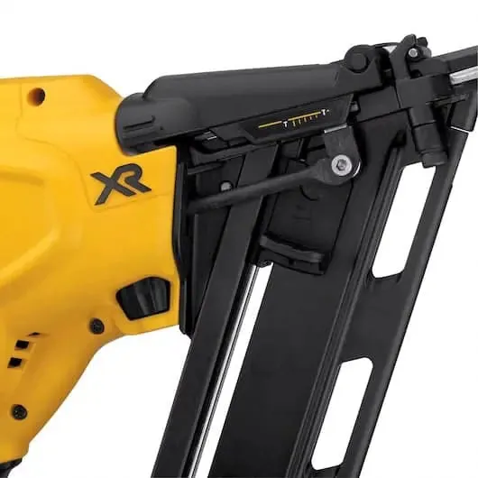 DeWalt 20V MAX* XR‚® 15 Gauge Cordless Angled Finish Nailer Kit