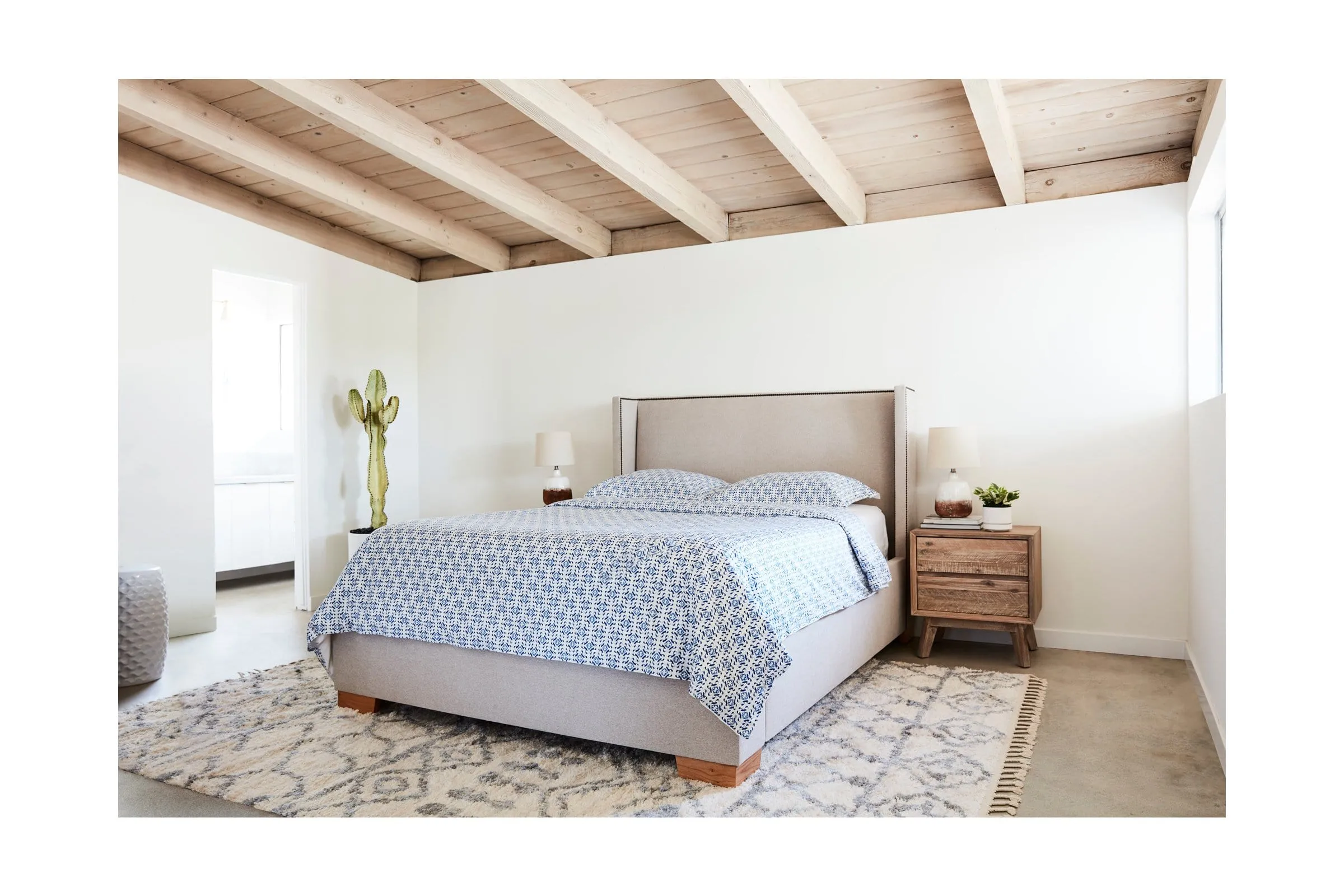 Everett Upholstered Bed :: Leg Finish: Natural / Size: California King