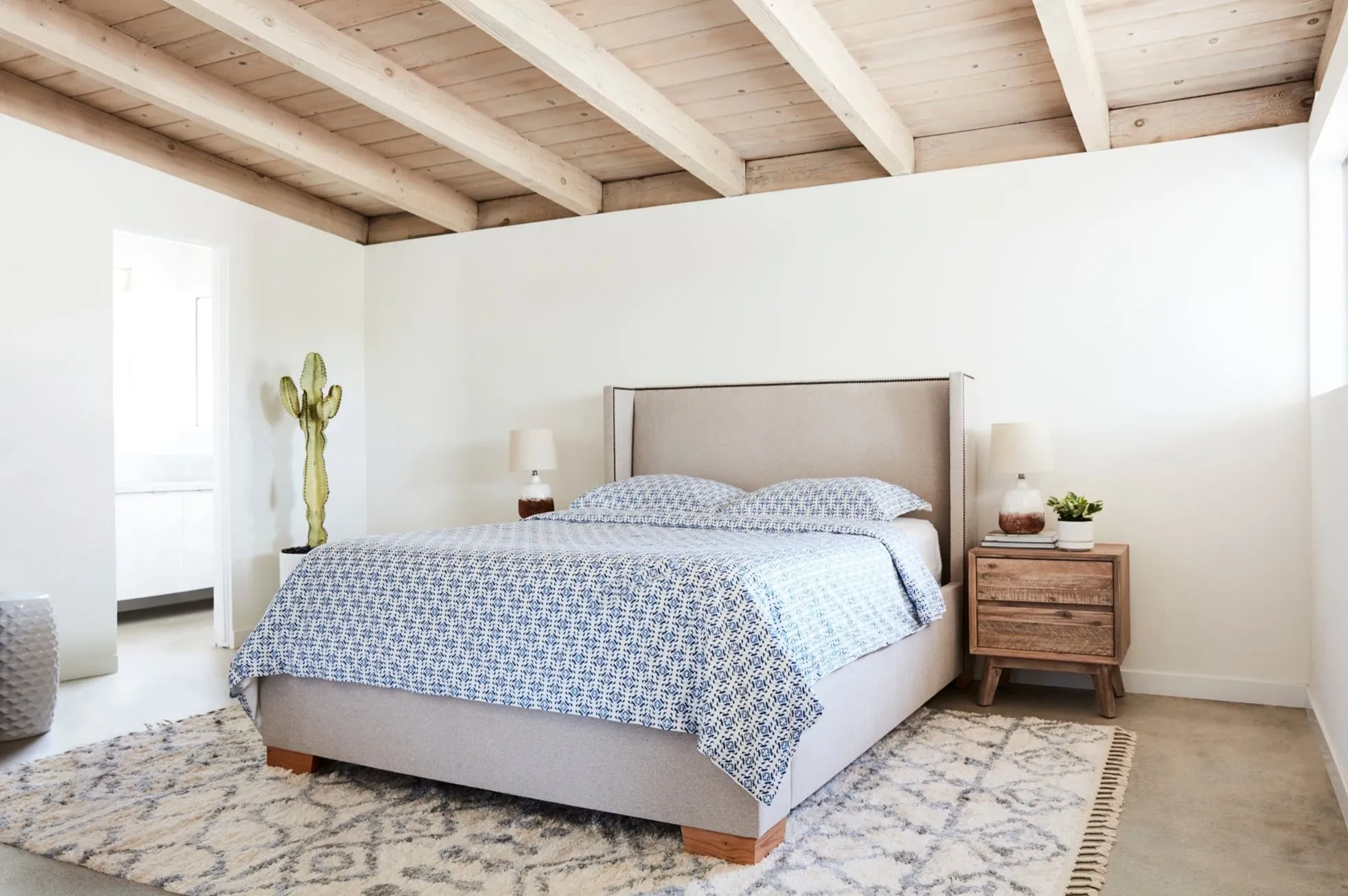 Everett Upholstered Bed :: Leg Finish: Pecan / Size: Queen Size