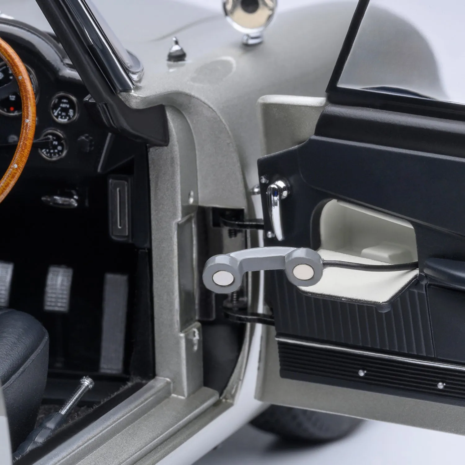 James Bond Aston Martin DB5 Model Car - Goldfinger Edition - By AUTOart