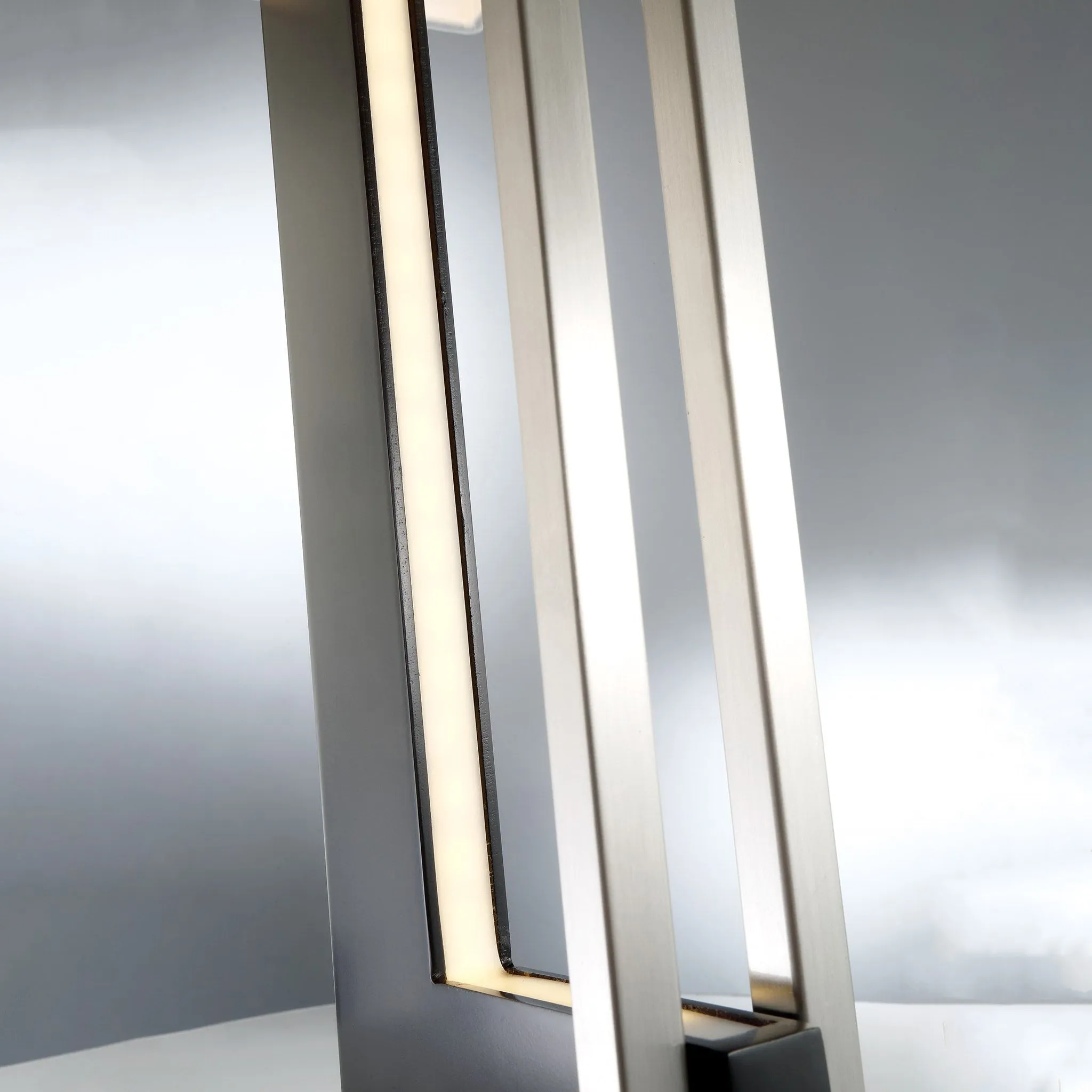 THEORIS L-Striped Table Lamp